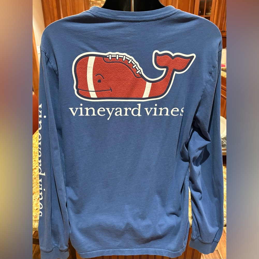 Vineyard Vines men’s long sleeve beach t-shirt. Sharp blue w/logos front/back. L